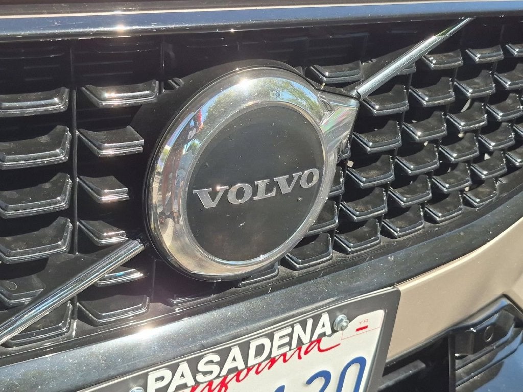 2024 Volvo S60 Core Dark Theme