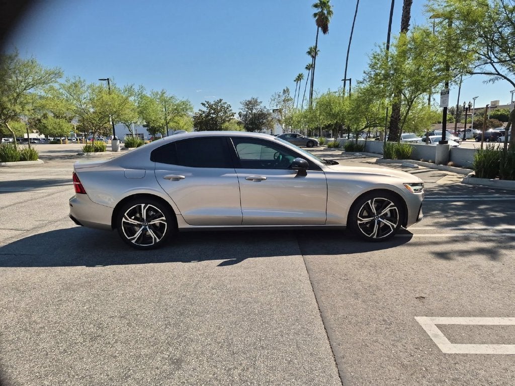 2024 Volvo S60 Core Dark Theme